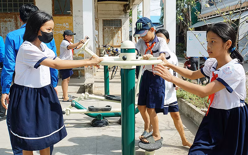 Thiếu nhi địa phương phấn khởi vui chơi tại công trình.