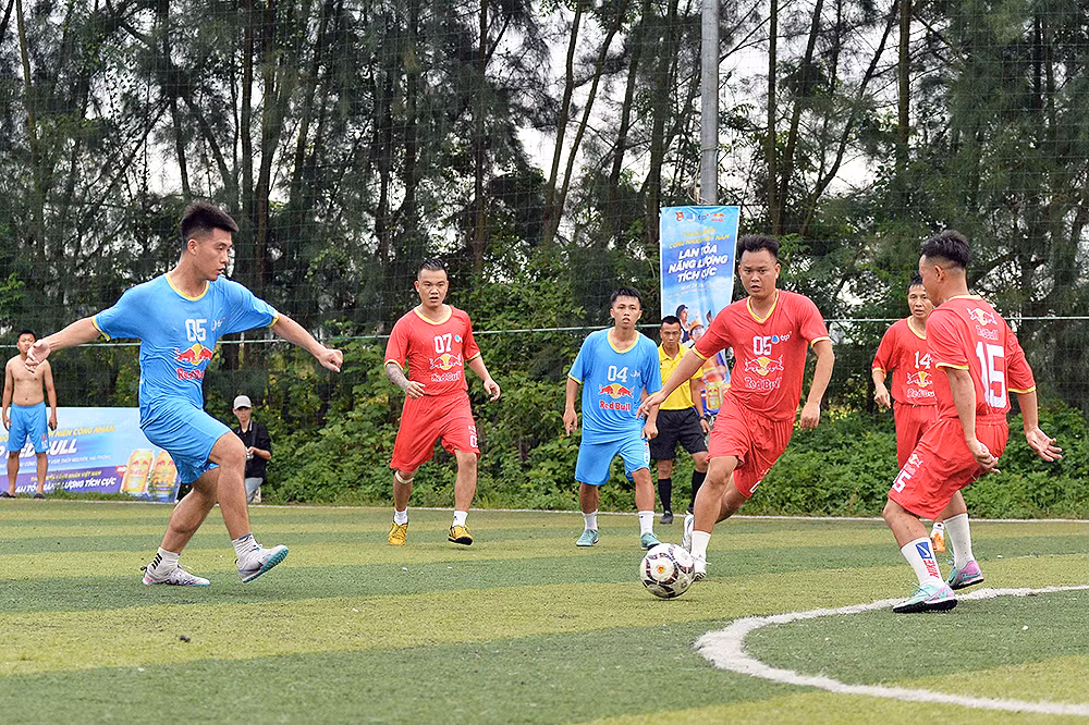 Không khí sôi động trên sân cỏ vòng chung kết Giải bóng đá nam thanh niên công nhân năm 2024.