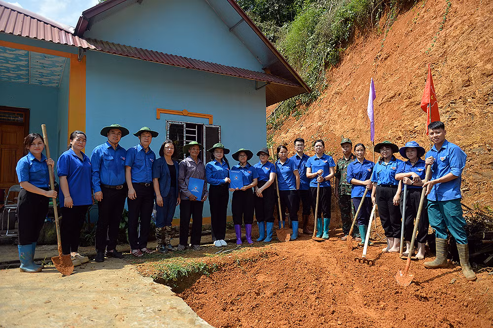 Đoàn công tác trao nguồn lực hỗ trợ, động viên đoàn viên, thanh niên tình nguyện ở địa phương.