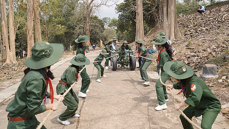 Các đại biểu Liên hoan "Chiến sĩ nhỏ Điện Biên" toàn quốc trải nghiệm hoạt động kéo pháo lên đồi mà cha anh đã thực hiện năm xưa.
