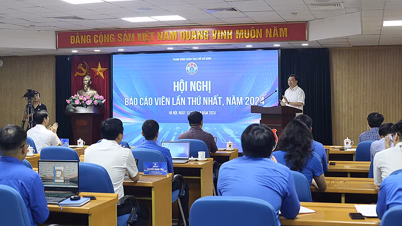 Đồng chí Lê Mạnh Hùng trình bày chuyên đề về báo chí và truyền thông tại hội nghị.