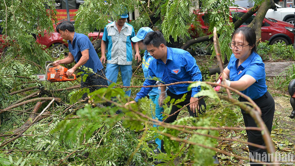 Đoàn viên, thanh niên thành phố Hà Nội tình nguyện hỗ trợ lực lượng chức năng khắc phục hậu quả của cơn bão số 3.