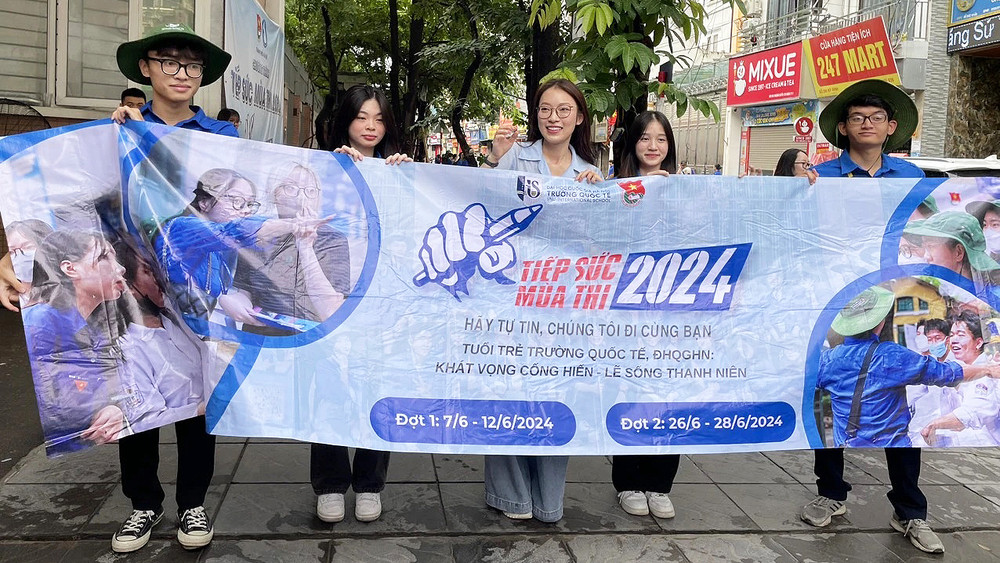 MC Khánh Vy, Đại sứ chương trình "Tiếp sức mùa thi", cùng các tình nguyện viên cổ vũ thí sinh.