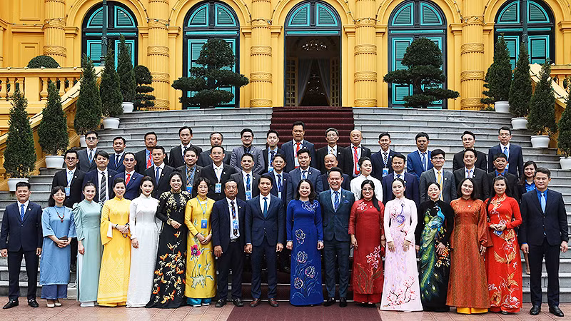 Quyền Chủ tịch nước Võ Thị Ánh Xuân (thứ 8 từ phải sang) cùng Đoàn đại biểu Hội Doanh nhân trẻ Việt Nam tại buổi gặp mặt. 