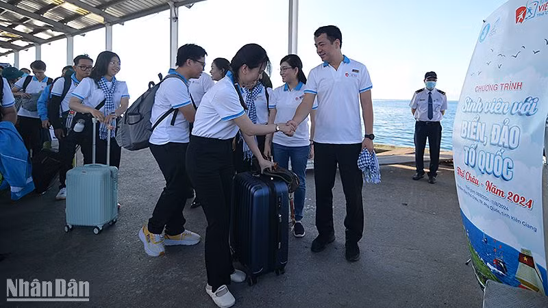 Đồng chí Ngô Văn Cương, Bí thư Trung ương Đoàn, Trưởng đoàn Hành trình và các đại biểu trước giờ xuất quân đến xã đảo Thổ Châu.