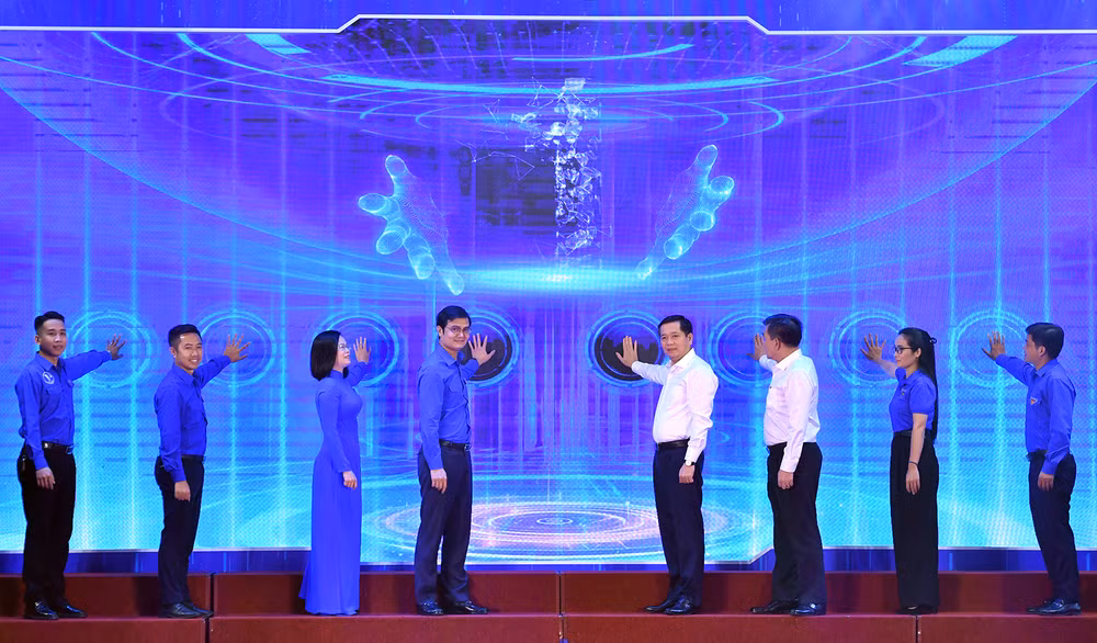 Đại diện lãnh đạo Đảng ủy Khối Doanh nghiệp Trung ương, Trung ương Đoàn và một số cụm thi đua trong Khối thực hiện nghi lễ phát động.