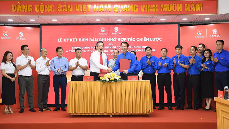 Bí thư Trung ương Đoàn Ngô Văn Cương và Tổng Giám đốc Sabeco Lester Tân trao biên bản ghi nhớ hợp tác chiến lược tại buổi lễ.