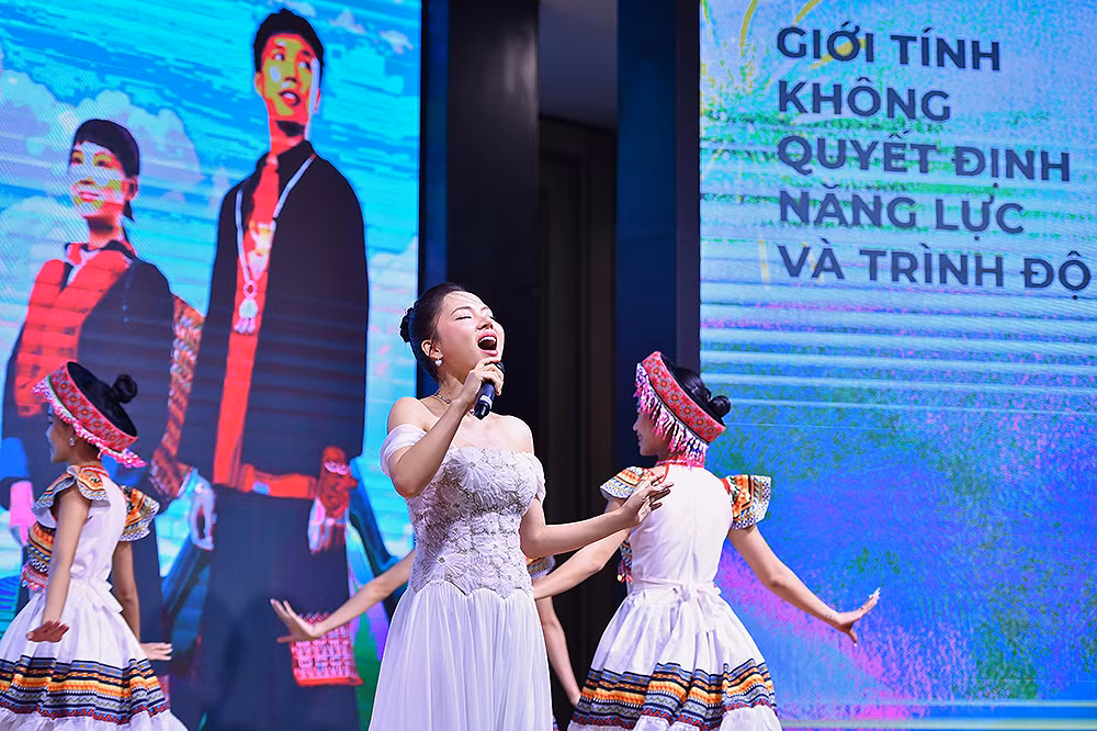 Ca sĩ Ngô Lan Hương xuất hiện tại buổi lễ với nhạc phẩm "Đi giữa trời rực rỡ".