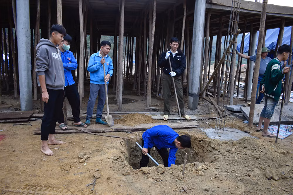 Đoàn viên, thanh niên tình nguyện lao động tại công trường dự án.