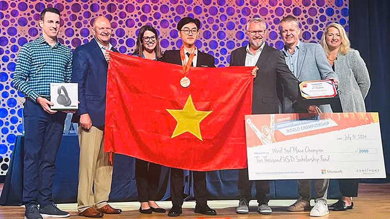 Nguyễn Minh Dương tự hào với lá quốc kỳ trong khoảnh khắc nhận Huy chương Đồng MOSWC 2024.