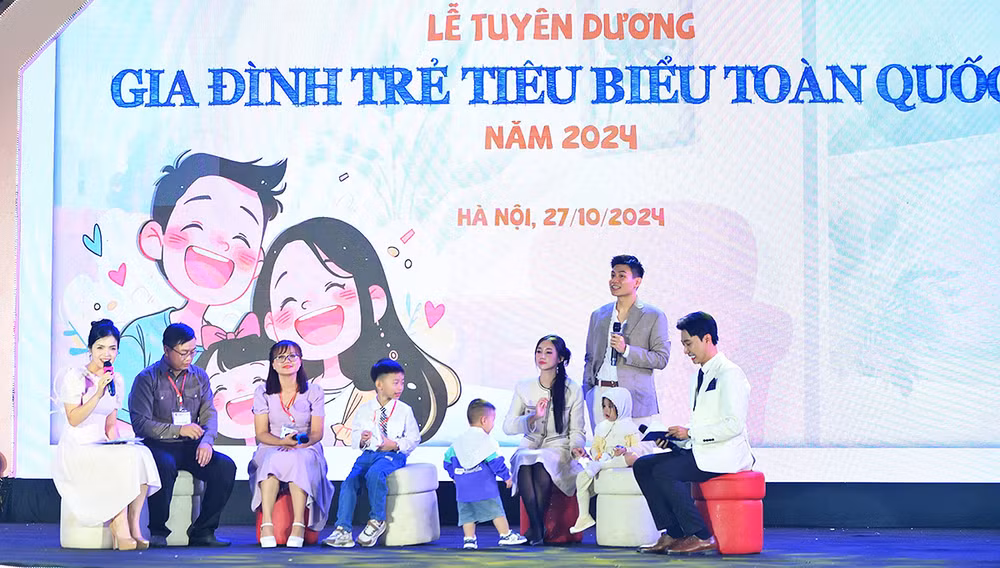 Đại diện các "Gia đình trẻ tiêu biểu" năm 2024 giao lưu, chia sẻ bí quyết gìn giữ hạnh phúc tại buổi lễ.