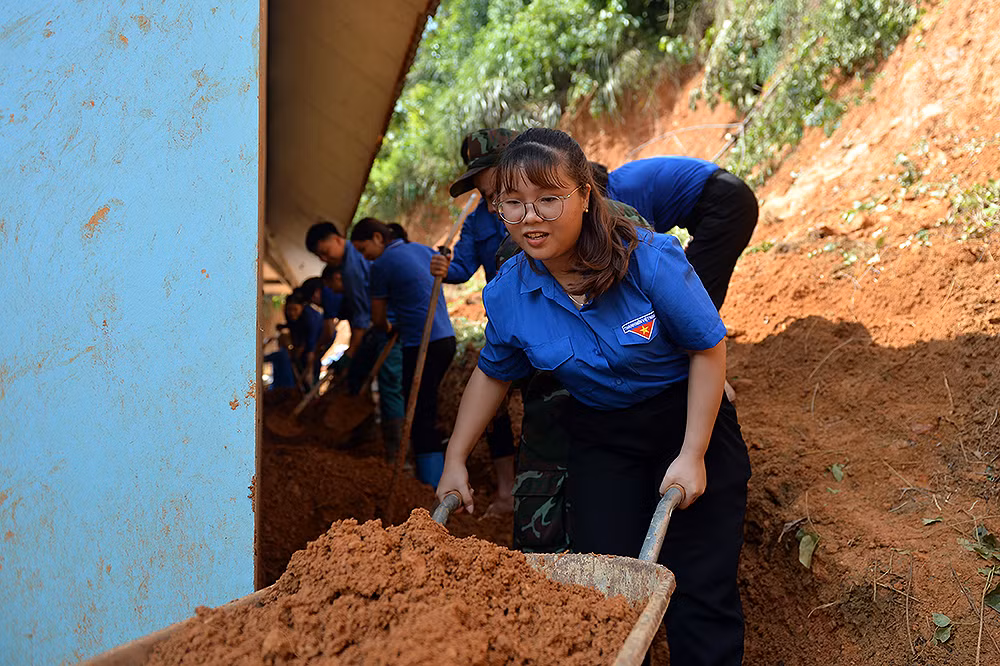 Đoàn viên, thanh niên tình nguyện xã Quang Thuận tích cực hỗ trợ người dân khắc phục hậu quả của bão số 3.