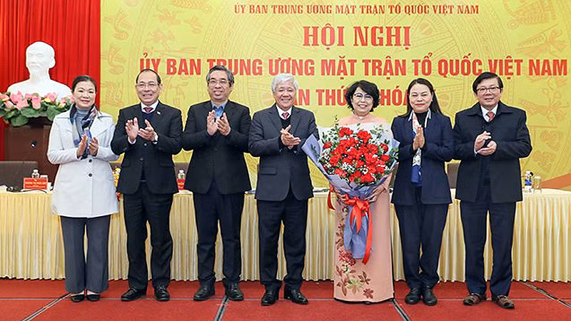 Chủ tịch Ủy ban Trung ương Mặt trận Tổ quốc Việt Nam Đỗ Văn Chiến (thứ 4 từ phải sang) và đại diện các bộ, ban, ngành trao hoa chúc mừng tân Phó Chủ tịch Ủy ban Trung ương Mặt trận Tổ quốc Việt Nam khóa 9 Tô Thị Bích Châu.