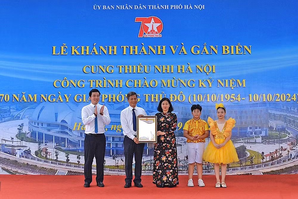Phó Bí thư Thường trực Thành ủy Hà Nội Nguyễn Thị Tuyến trao chứng nhận công trình chào mừng kỷ niệm 70 năm Ngày Giải phóng Thủ đô tặng đại diện Cung Thiếu nhi Hà Nội.