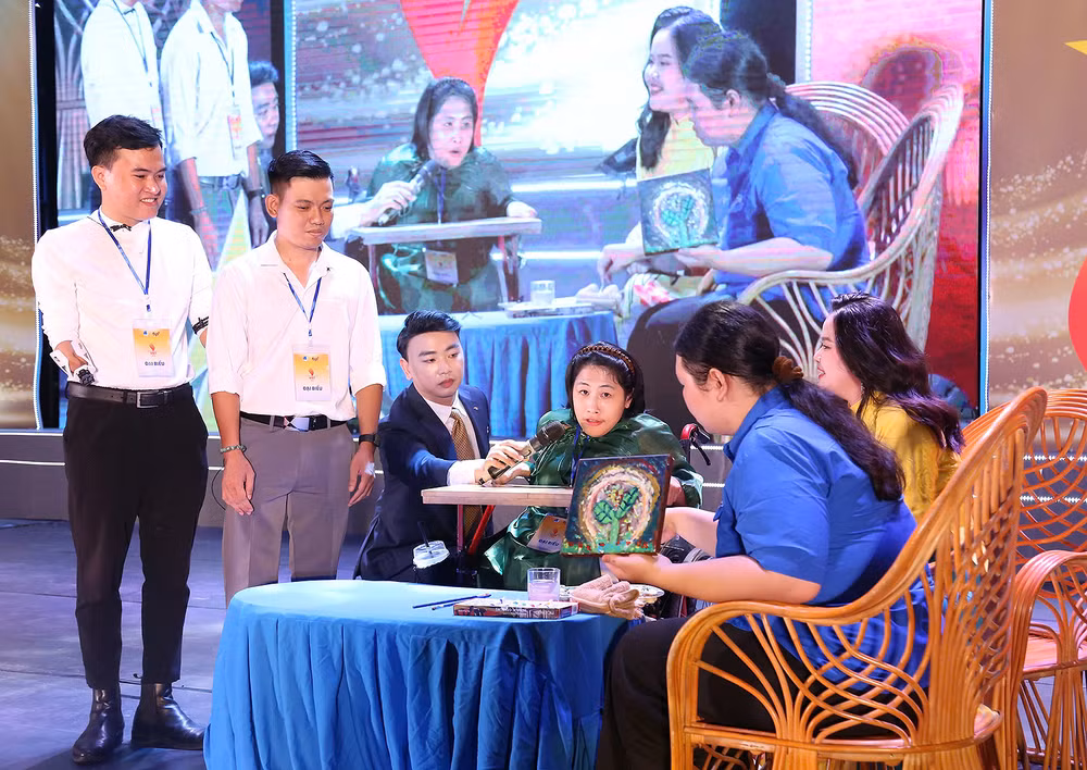 Các đại biểu giao lưu tại chương trình.