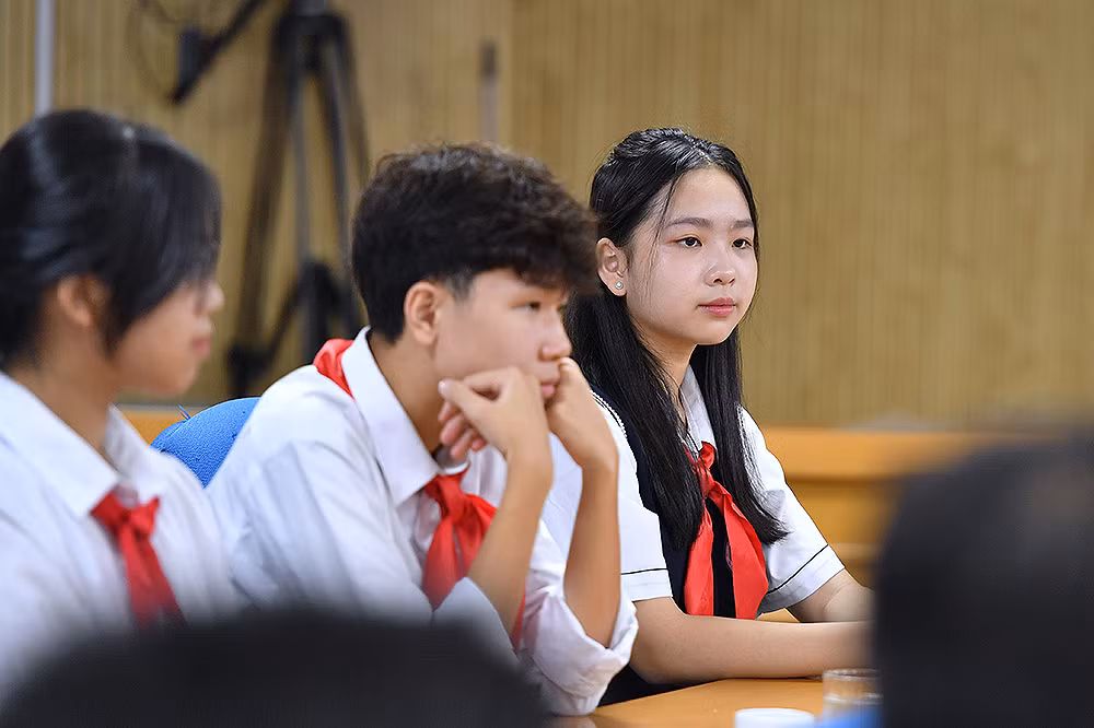 Các đại biểu chính thức của phiên họp có mặt tại chương trình gặp mặt báo chí.