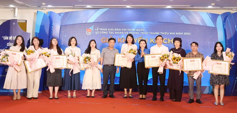 Bí thư Trung ương Đoàn, Chủ tịch Hội đồng Đội Trung ương Nguyễn Phạm Duy Trang (áo xanh) trao giải Khuyến khích tặng các tác giả, đại diện nhóm tác giả.