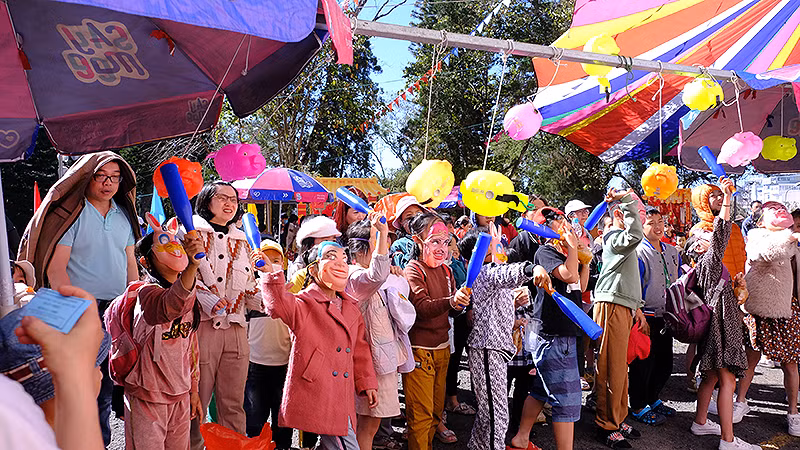 Thiếu nhi Lâm Đồng có hoàn cảnh khó khăn hân hoan vui chơi tại chương trình.