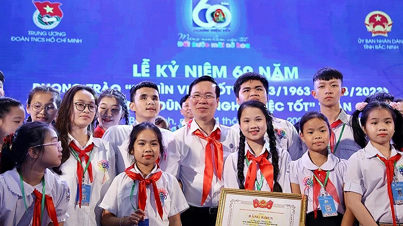 Chủ tịch nước Võ Văn Thưởng và các đại biểu thiếu nhi tại Lễ kỷ niệm 60 năm phong trào "Nghìn việc tốt" - 1 trong 10 sự kiện, hoạt động tiêu biểu của công tác Đoàn và phong trào thanh, thiếu nhi năm 2023.