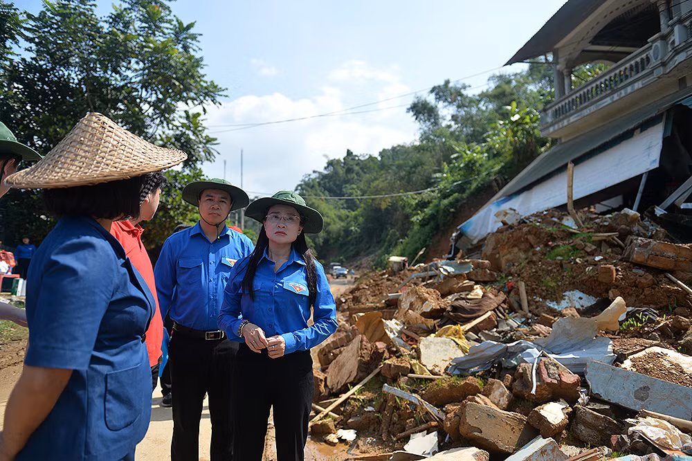 Cán bộ huyện Bạch Thông đưa Đoàn công tác đến thăm các khu vực sạt lở khiến nhà cửa người dân địa phương bị vùi lấp.