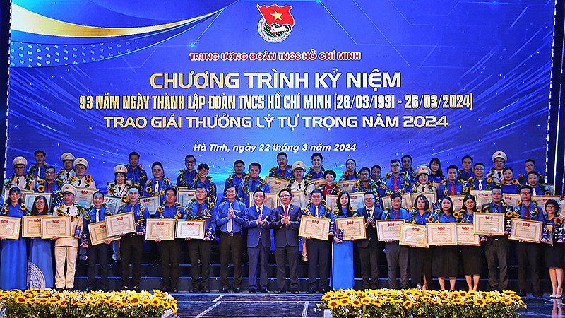 Các đồng chí lãnh đạo Đảng, Nhà nước, bộ, ban, ngành cùng các cá nhân giành Giải thưởng Lý Tự Trọng năm 2024.