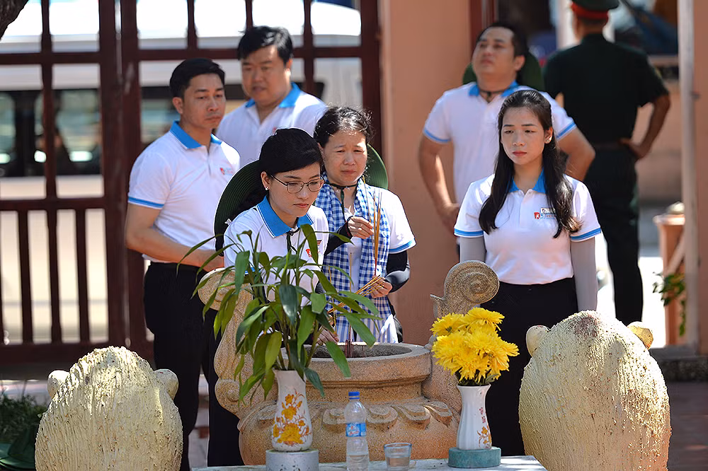 Các đại biểu dâng hương tại Đền thờ Hoàng đảo Thổ Châu.