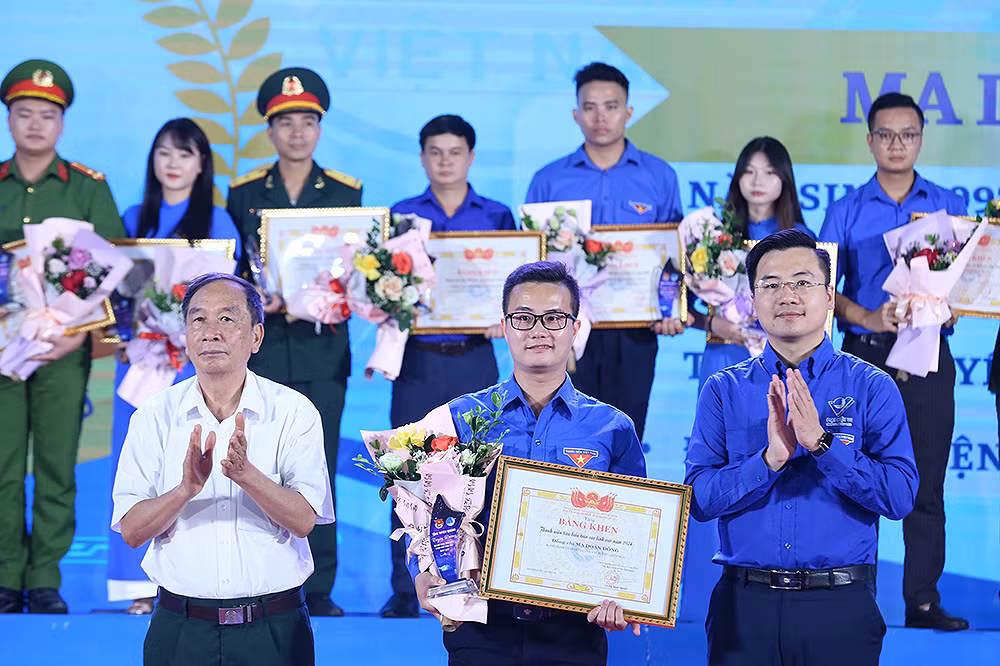 Đại diện Tỉnh đoàn và các đơn vị liên quan vinh danh những "Thanh niên tiêu biểu trên các lĩnh vực" năm 2024 của tỉnh Tuyên Quang.