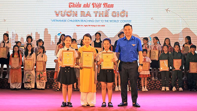 Phó Chủ tịch Hội đồng Đội Trung ương Lê Anh Quân trao giải nhất tặng các thành viên của đội Trường tiểu học Lê Mao (thành phố Vinh, tỉnh Nghệ An).