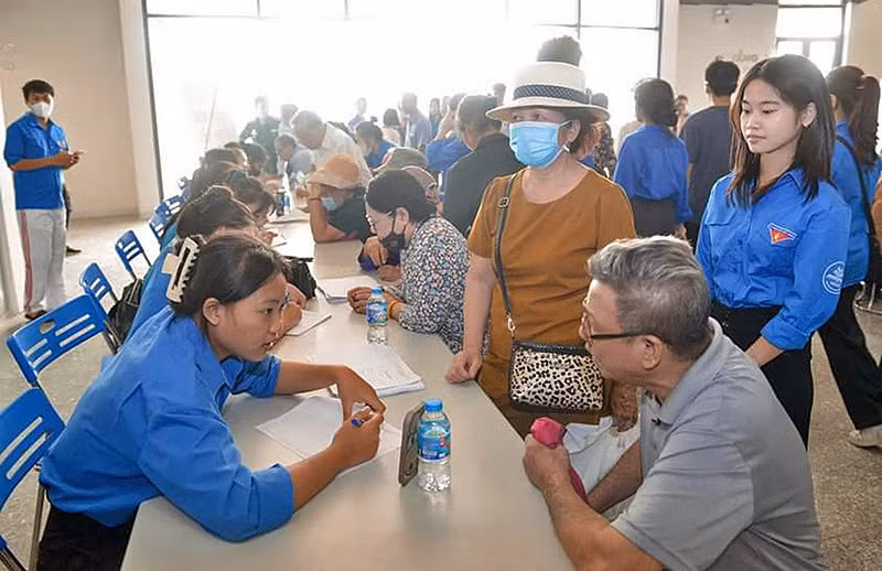 Tình nguyện viên hỗ trợ người dân đến khám bệnh.