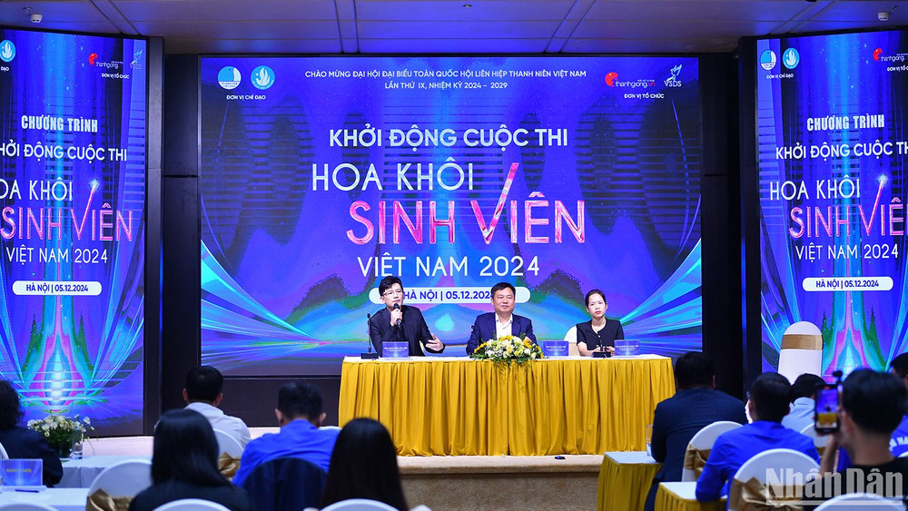 Đại diện Ban tổ chức cung cấp thông tin về Cuộc thi. 