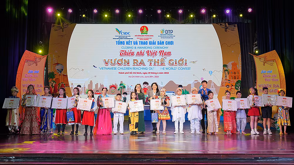 Ban tổ chức trao giải nhì tặng đại diện 6 đội thi.