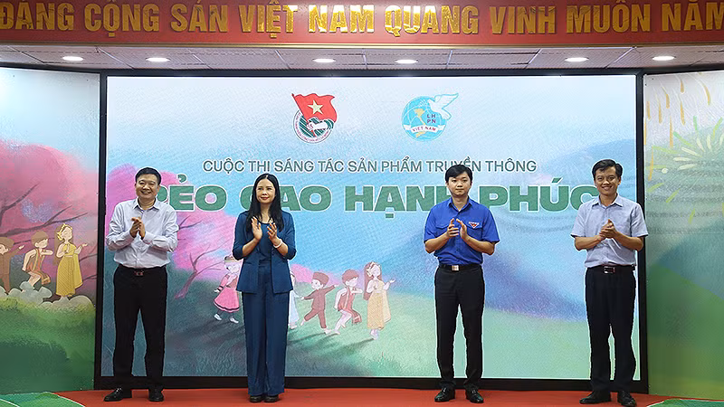 Đại diện Trung ương Đoàn, Trung ương Hội Liên hiệp Phụ nữ Việt Nam và các đơn vị liên quan thực hiện nghi thức phát động Cuộc thi.