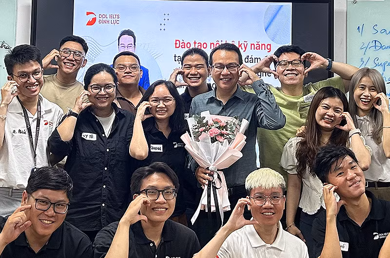 Tiến sĩ Đào Lê Hòa An (áo màu xám) cùng các học viên.