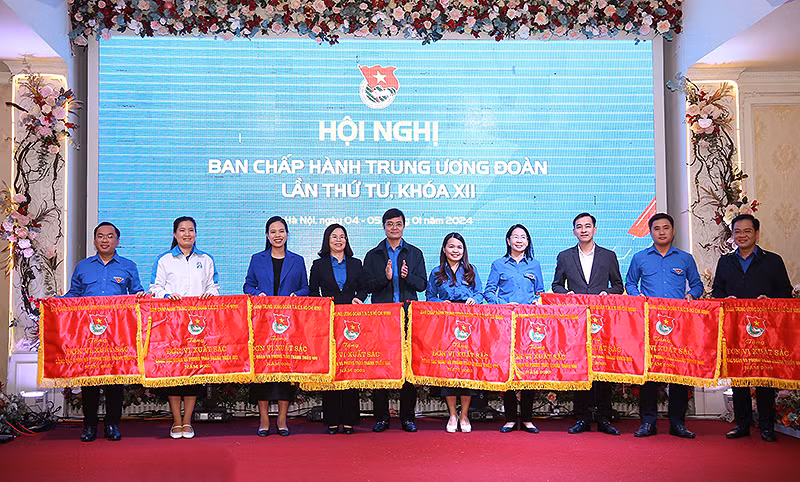 Đồng chí Bùi Quang Huy (thứ 5 từ trái sang) trao Cờ thi đua tặng đại diện các đơn vị xuất sắc.