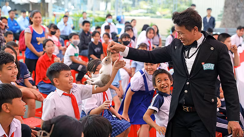 Các em nhỏ hào hứng với những tiết mục nghệ thuật tại chương trình.