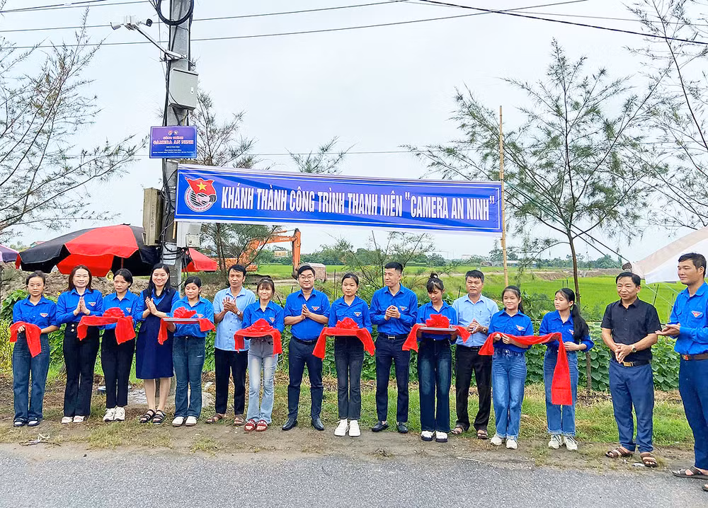 Đại diện Tỉnh đoàn Thái Bình và các đơn vị liên quan cùng đoàn viên, thanh niên địa phương khánh thành công trình "Camera an ninh".