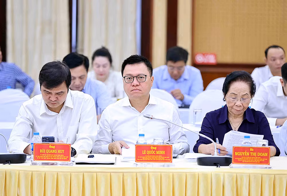 Các đại biểu nghiên cứu tài liệu tại Hội nghị.