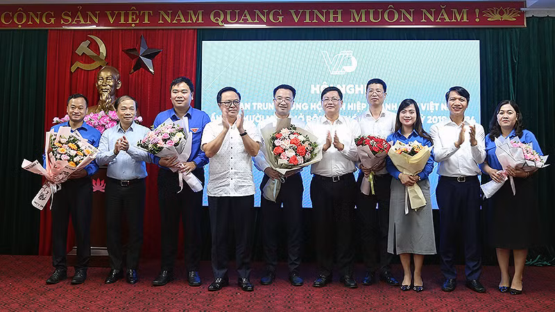 Đại diện Trung ương Đoàn, Trung ương Hội và các đơn vị liên quan tặng hoa chúc mừng các tân Ủy viên Ủy ban Trung ương Hội Liên hiệp Thanh niên Việt Nam. 3 tân Phó Chủ tịch Hội Nguyễn Tường Lâm, Trần Việt Hưng và Nguyễn Xuân Hiếu đứng lần lượt thứ 6, 4 và 8 từ phải sang. 