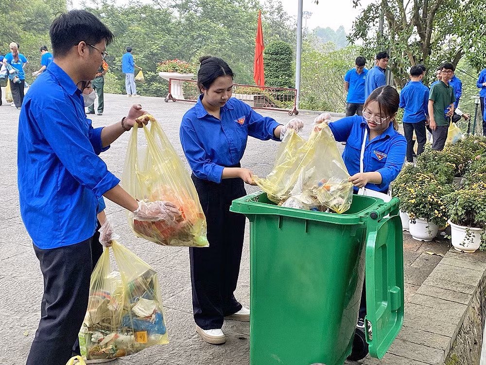 Các đoàn viên, thanh niên tình nguyện luôn tất bật với nhiệm vụ được giao.