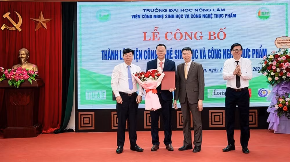 Giáo sư Tiến sĩ Nguyễn Thế Hùng, Chủ tịch Hội đồng Trường đại học Nông Lâm Thái Nguyên trao Quyết định, Phó Giáo sư Tiến sĩ Nguyễn Hưng Quang, Hiệu trưởng Trường đại học Nông Lâm Thái Nguyên tặng hoa chúc mừng Tiến sĩ Lương Hùng Tiến, Viện trưởng đầu tiên của Viện Công nghệ sinh học và công nghệ thực phẩm. 