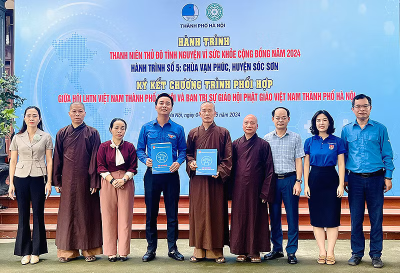 Đại diện Hội Liên hiệp Thanh niên, Ban Trị sự Giáo hội Phật giáo Thành phố Hà Nội trao biên bản ký kết tại chương trình.