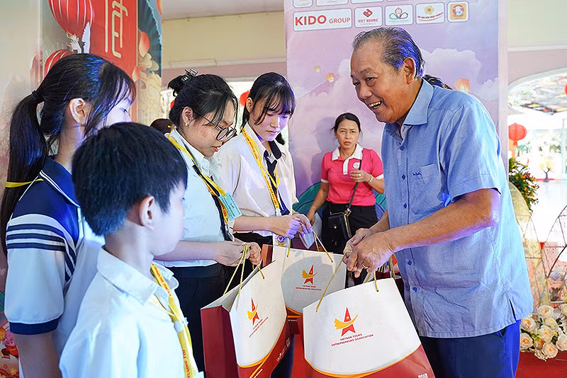 Đồng chí Trương Hòa Bình trao quà tặng thiếu nhi mồ côi do Covid-19 tại chương trình.
