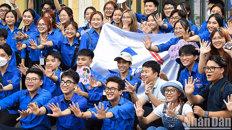 Sinh viên tình nguyện trong khuôn khổ chương trình "Tiếp sức mùa thi" năm 2023.