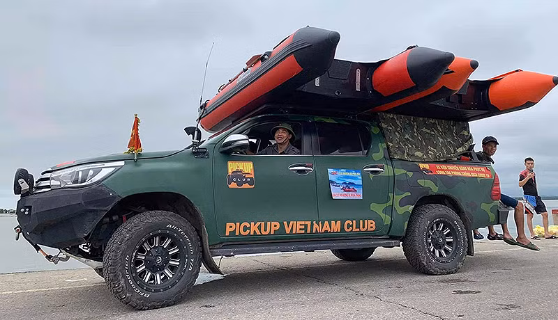 Một chiếc xe bán tải chở theo xuồng hơi chuẩn bị tham gia cứu hộ, cứu nạn tại vùng lũ.