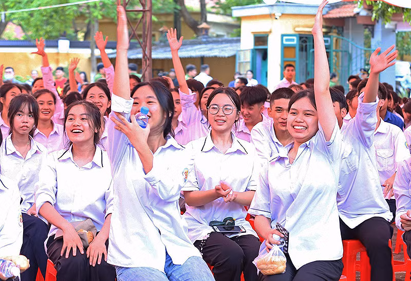 Đông đảo học sinh địa phương hào hứng tham gia chương trình.