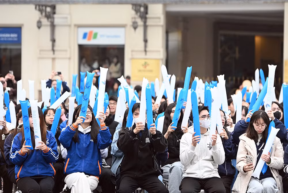 Đông đảo thanh niên, sinh viên tham dự lễ phát động chương trình Tiếp cận y tế toàn diện.