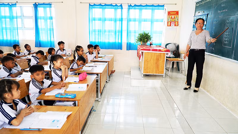 Giờ học của học sinh Trường tiểu học vùng đồng bào dân tộc thiểu số ở Sóc Trăng. (Ảnh NGUYỄN PHONG)