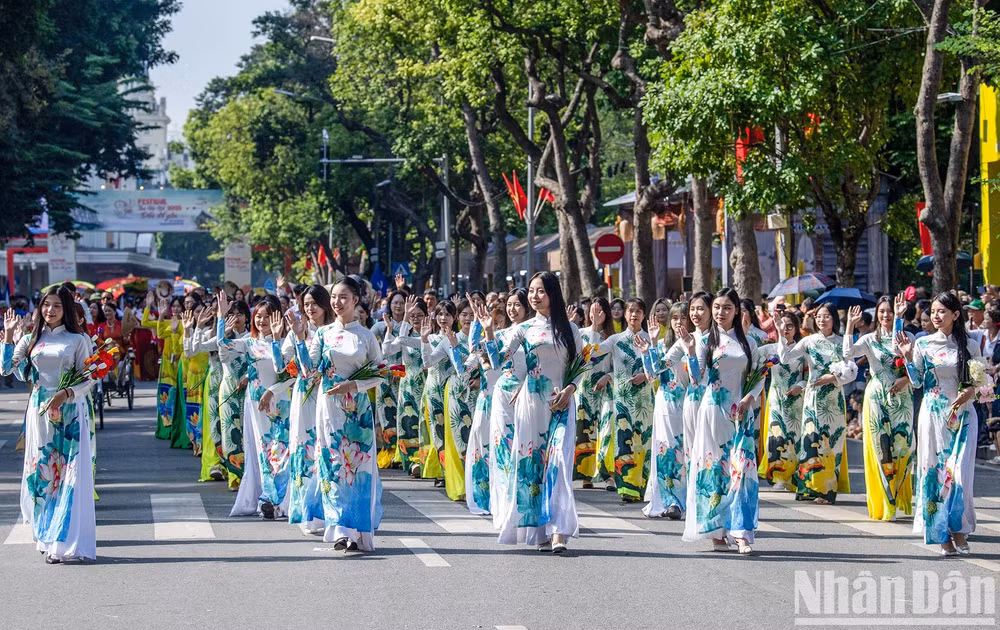 Trình diễn áo dài tại Festival Thu Hà Nội lần thứ nhất. Ảnh: THÀNH ĐẠT