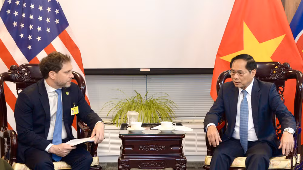 Phó thủ tướng Chính phủ, Bộ trưởng Bộ Ngoại giao Bùi Thanh Sơn gặp Phó cố vấn An ninh Quốc gia Hoa Kỳ Jonathan Finer. Ảnh: BNG