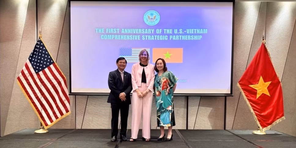 Bà Susan Burns - Tổng Lãnh sự Hoa Kỳ tại TP.HCM (đứng giữa), bà Đặng Huỳnh Ức My - Chủ tịch HĐQT TTC AgriS (bên phải) và ông Thái Văn Chuyện - Tổng Giám đốc TTC AgriS (bên trái) ghi lại kỷ niệm gặp gỡ trong buỗi lễ